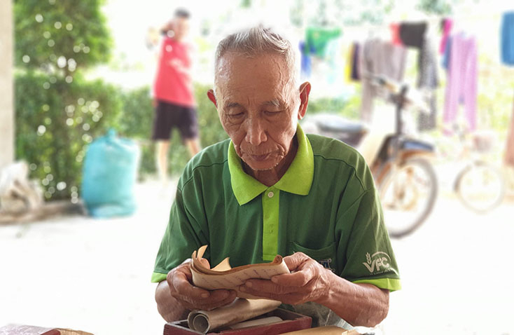 Cụ Đặng Văn Duyên, hậu duệ của vị quan thanh liêm Đặng Đại Lược ở xã Mai Thủy (Lệ Thủy) lật giở lại tấm gia phả hiển hách của dòng họ. 