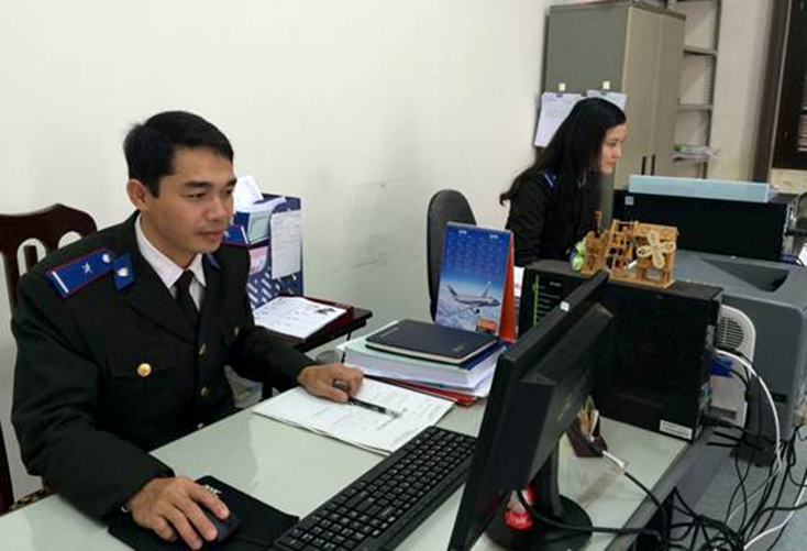 Chấp hành viên Cục THADS tỉnh nghiên cứu hồ sơ các vụ án tồn đọng kéo dài.