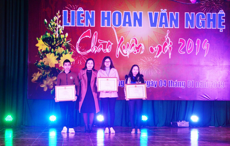 Trao giấy khen cho 3 nhóm sinh viên đạt thành tích cao trong phong trào 