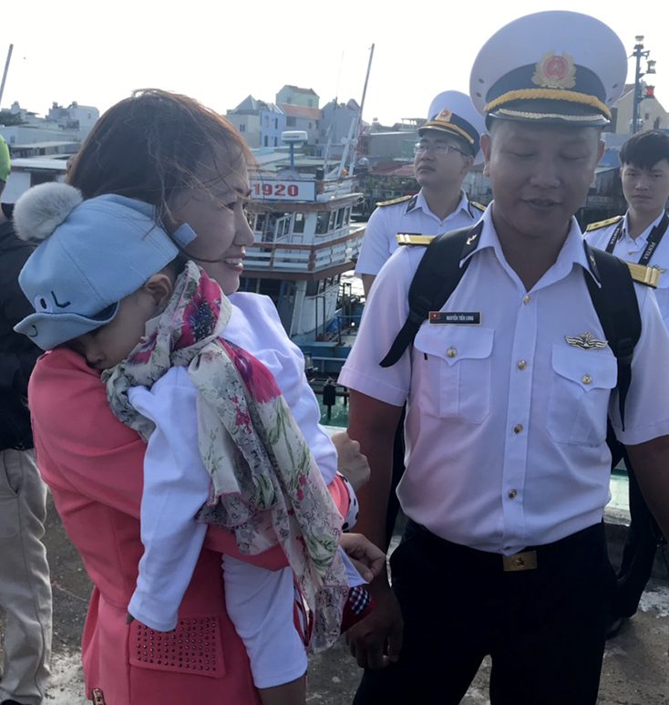 Bịn rịn trước lúc chia tay.