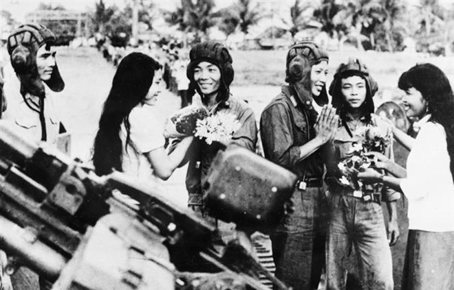 Sáng 2-5-1983, hàng ngàn người dân thủ đô Phnom Penh lưu luyến tiễn đưa cán bộ, chiến sĩ Quân đoàn 4-Binh đoàn Cửu Long quân tình nguyện Việt Nam hoàn thành nghĩa vụ quốc tế, lên đường về nước. (Nguồn: TTXVN)