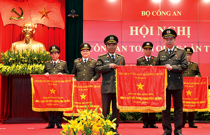 Công an tỉnh Quảng Bình vinh dự nhận Cờ 