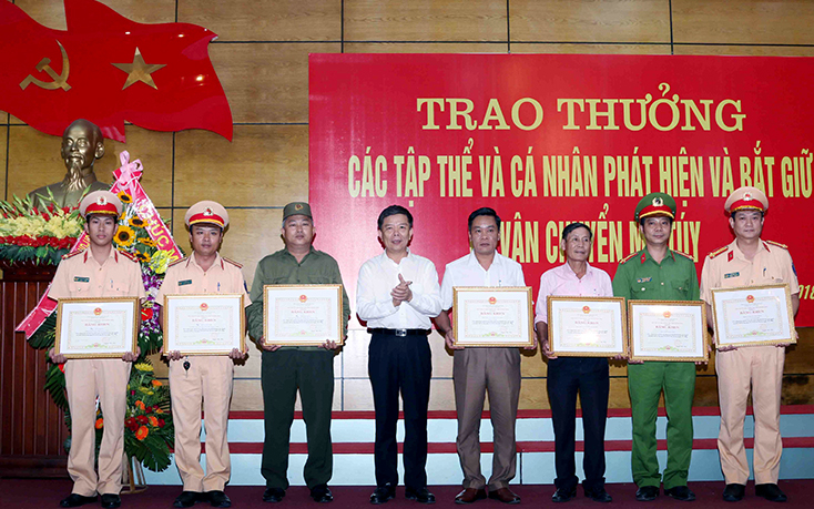 Trao thưởng các tập thể và cá nhân phát hiện và bắt đối tượng, phương tiện vận chuyển 308,6kg ma túy tổng hợp, dạng đá.