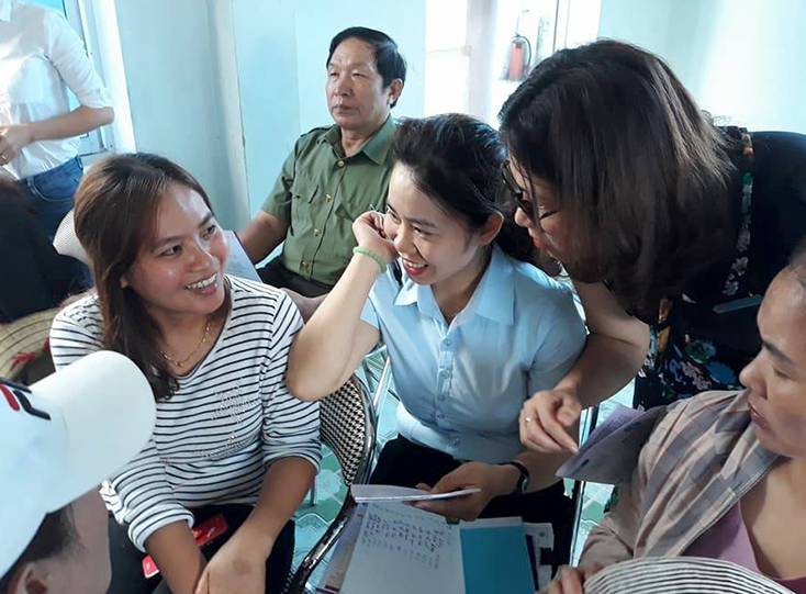 Cán bộ BHXH tuyên truyền về chính sách BHXH cho ngư dân ở xã Đức Trạch (Bố Trạch).  