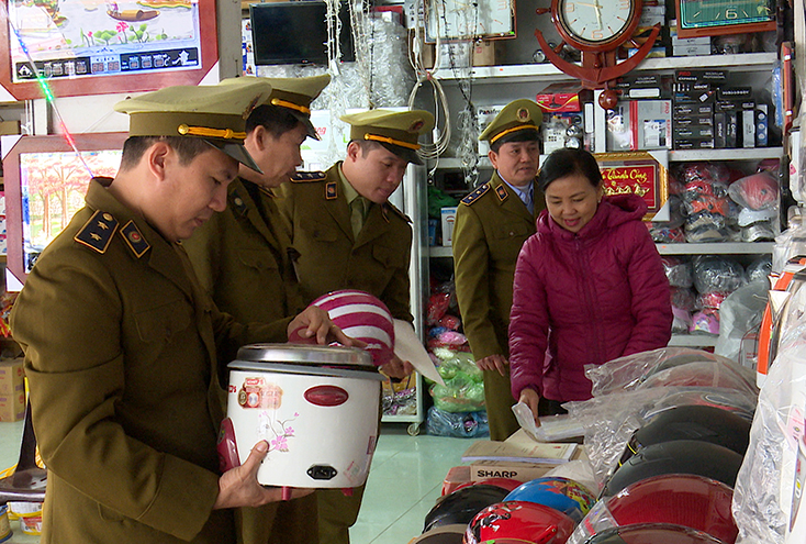 Đội quản lý thị trường thị xã Ba Đồn tăng cường kiểm tra, kiểm soát hàng hóa chặt chẽ.