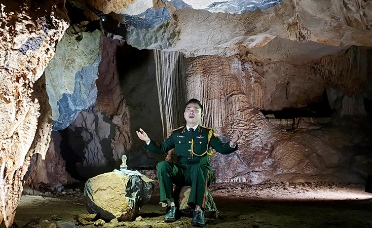 Ca sĩ Viết Danh hát ca ngợi Đại tướng Võ Nguyên Giáp trong hang Đại tướng (Ngân Thủy, Lệ Thủy).