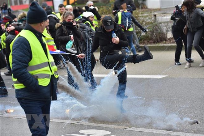 Người biểu tình Áo vàng sử dụng hơi cay trong cuôc biểu tình tại Nantes, Pháp, ngày 5/1/2019. (Ảnh: AFP/TTXVN)