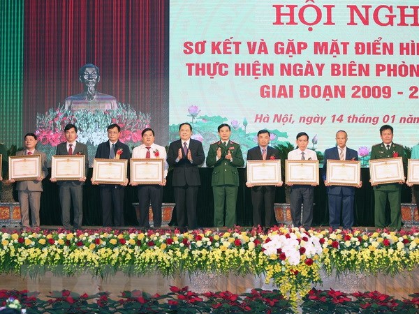Bí thư Trung ương Đảng, Chủ tịch Ủy ban Trung ương Mặt trận Tổ quốc Việt Nam Trần Thanh Mẫn và Thượng tướng Phan Văn Giang, Tổng Tham mưu trưởng Quân đội Nhân dânViệt Nam, Thứ trưởng Bộ Quốc phòng thừa ủy quyền của Thủ tướng Chính phủ trao bằng khen cho các tập thể và các nhân điển hình tiên tiến. (Ảnh: Dương Giang/TTXVN)