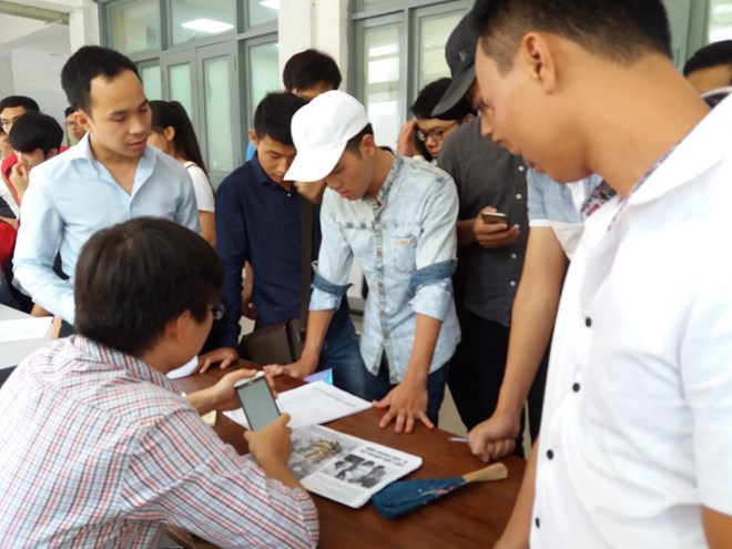 Thí sinh nghe tư vấn về lựa chọn ngành nghề xét tuyển vào đại học. (Ảnh: PM/Vietnam+)