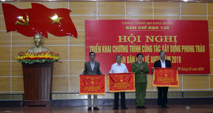 Đại diện lãnh đạo Công an tỉnh trao cờ thi đua của Bộ Công an cho các tập thể là đơn vị dẫn đầu phong trào thi đua  