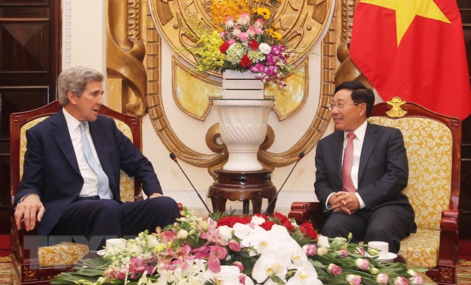Phó Thủ tướng, Bộ trưởng Bộ Ngoại giao Phạm Bình Minh tiếp cựu Ngoại trưởng Mỹ John Kerry. (Ảnh: Lâm Khánh/TTXVN)