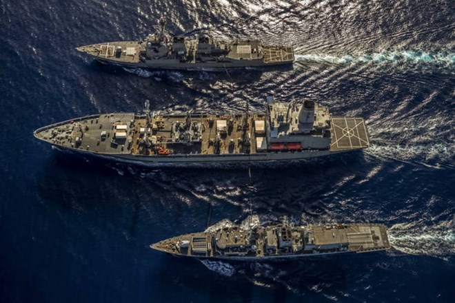 Tàu HMS Argyll, tàu USS McCampbell và USNS Henry J Kaiser khi hoạt động ở Biển Đông. (Nguồn: Japantimes)
