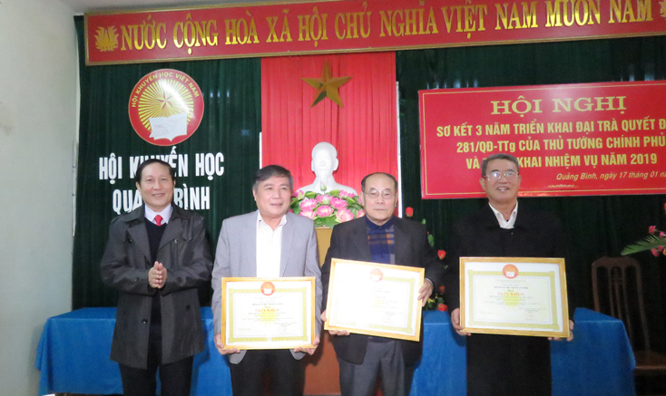 Hội Khuyến học tỉnh tặng giấy khen cho đại diện các tập thể có thành tích xuất sắc trong phong trào khuyến học năm 2018.