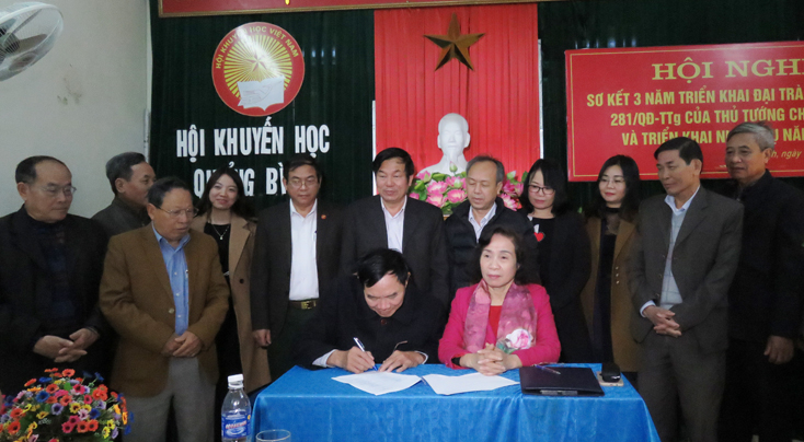 Các đơn vị ký kết giao ước thi đua năm 2019.       