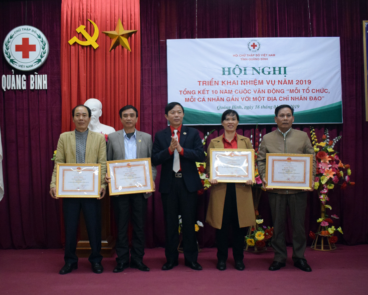 Hội CTĐ trao danh hiệu tập thể xuất sắc trong công tác hội và phong trào CTĐ trong năm 2018 cho các hyện, thị xã 