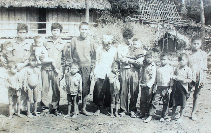 Anh hùng lực lượng vũ trang nhân dân Hồ Phom cùng các con, cháu.