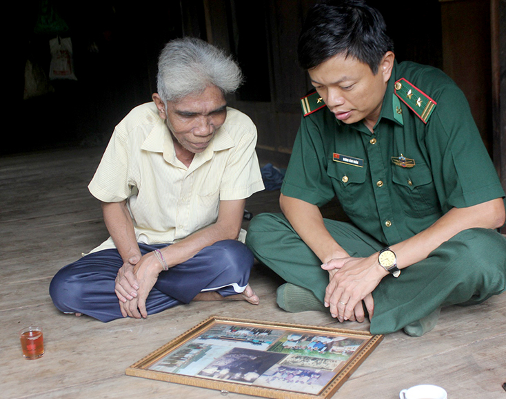 Con trai của Anh hùng Hồ Phòm-ông Hồ Thong và Trung tá Dương Đình Hoàn. 