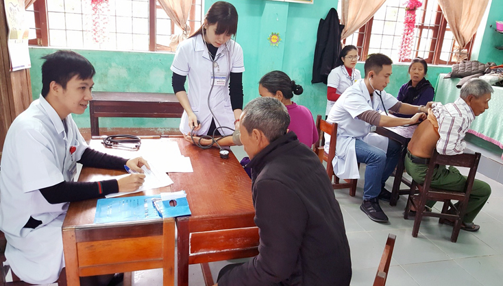 Các đoàn viên tham gia khám và cấp thuốc miễn phí cho người già có hoàn cảnh khó khăn.