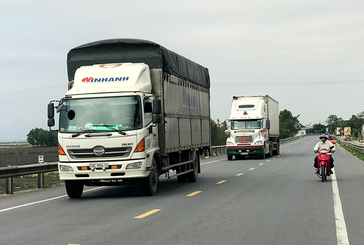 Quốc lộ 1A đoạn qua địa bàn xã chưa được mở rộng nên khi các phương tiện tham gia giao thông qua khu vực đông dân cư rất dễ gây tai nạn   