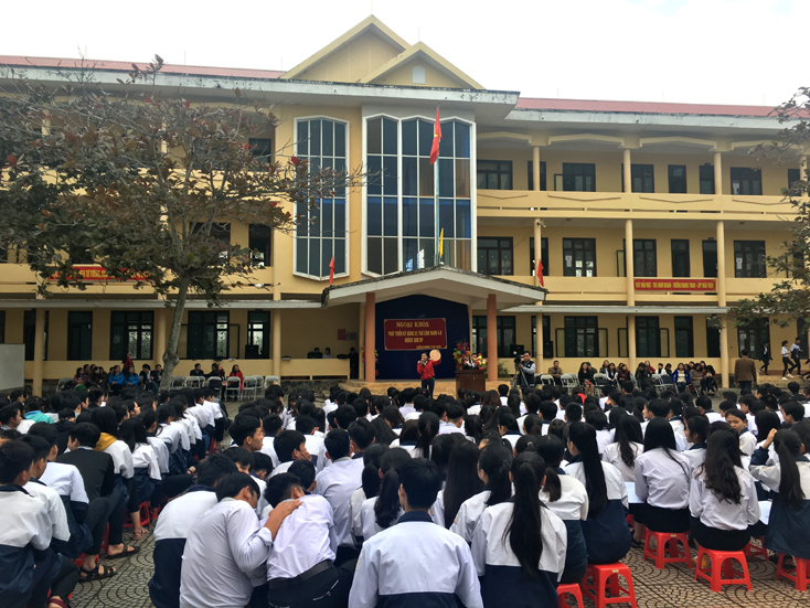 Các học sinh hào hứng tham gia chương trình ngoại khóa.