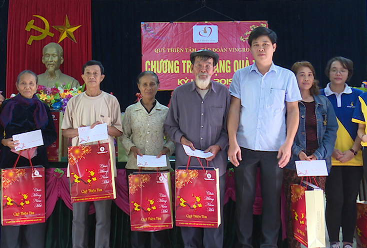 Trao quà cho các hộ nghèo xã Quảng Hòa.