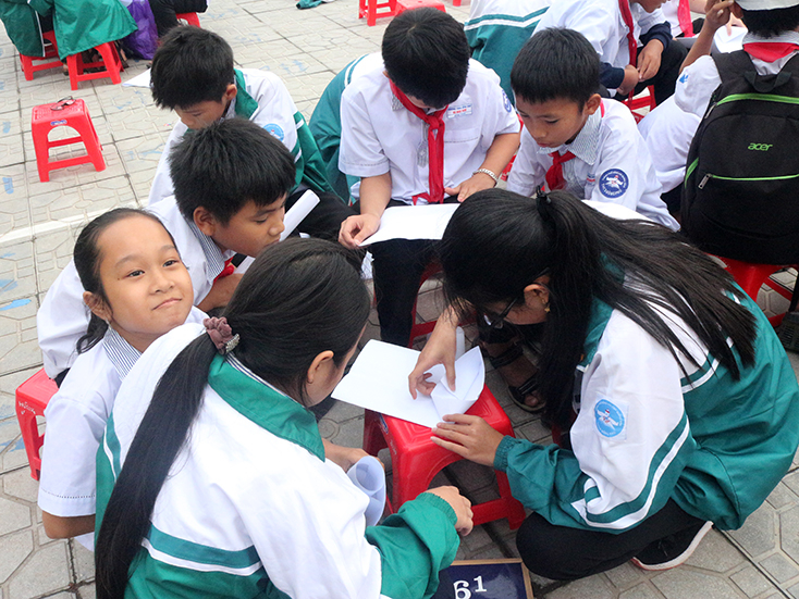 Trong các buổi học ngoại khóa, học sinh được hướng dẫn gấp và sử dụng túi giấy góp phần hạn chế rác thải nhựa.