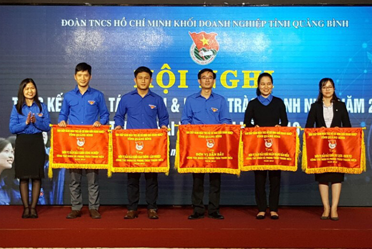 Trao cờ thi đua xuất sắc của Ban Chấp hành Tỉnh đoàn cho các đợn vị có thành tích xuất sắc trong công tác Đoàn và phong trào thanh thiếu nhiên năm 2018