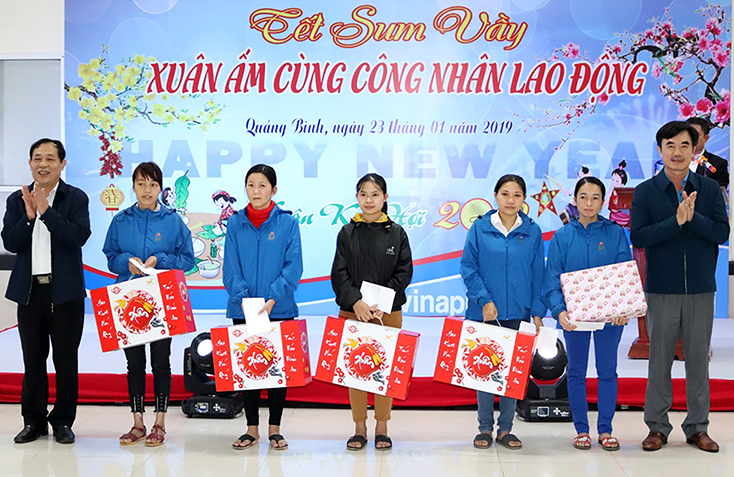 Lãnh đạo LĐLĐ tỉnh và Xí nghiệp may Hà Quảng tặng quà cho công nhân lao động.
