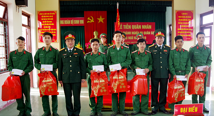 Tặng quà cho quân nhân trước khi xuất ngũ về địa phương. Ảnh: Hoàng Cuồi.