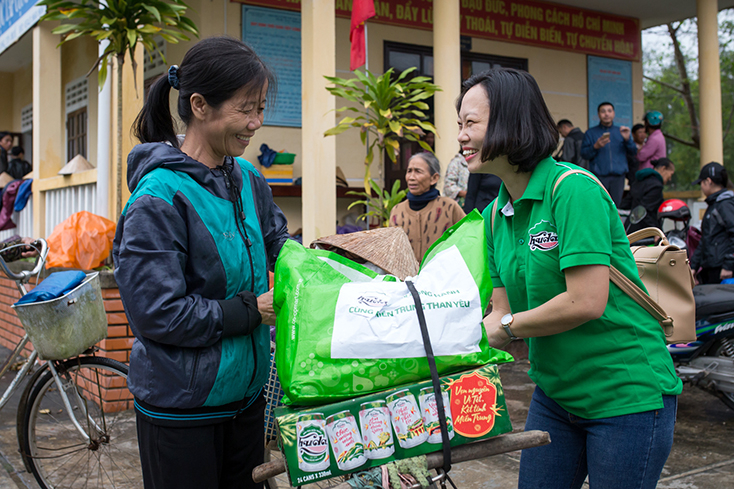 Niềm vui của mỗi bà con cũng chính là món quà dành cho thương hiệu bia Huda.
