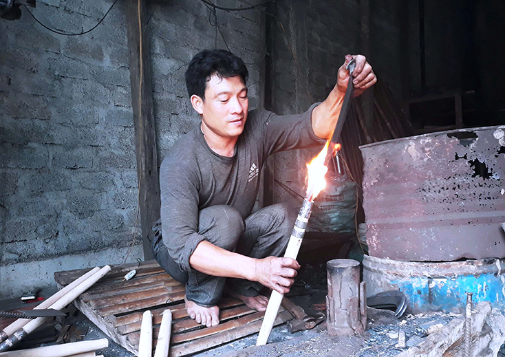 Nghề đúc rèn vất vả nhưng thu nhập thấp, nên giới trẻ hiện nay không mặn mà với nghề.