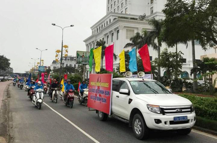 CLB thanh niên với pháp luật tổ chức diễu hành tuyên truyền PBGDPL.