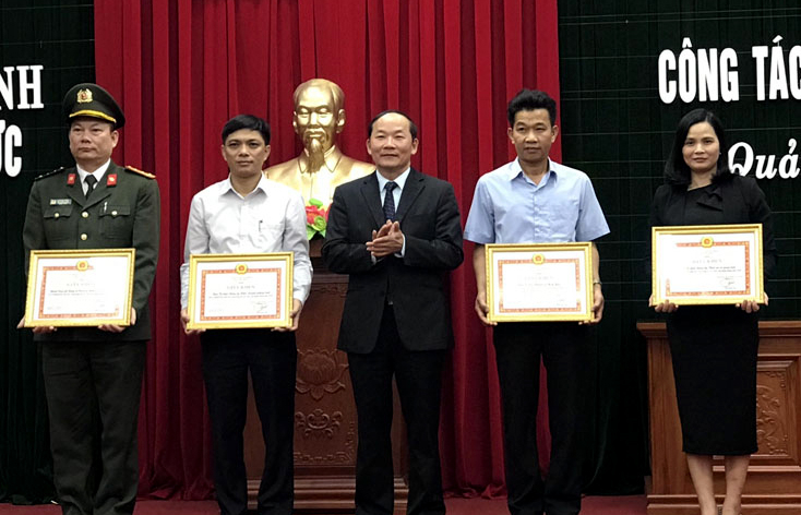 Các tập thể đạt thành tích xuất sắc trong công tác tổ chức xây dựng Đảng năm 2018 được Ban Tổ chức Tỉnh ủy tặng giấy khen.