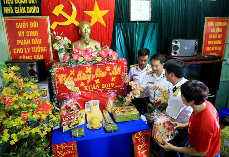Cùng sửa soạn bàn thờ đón Tết.