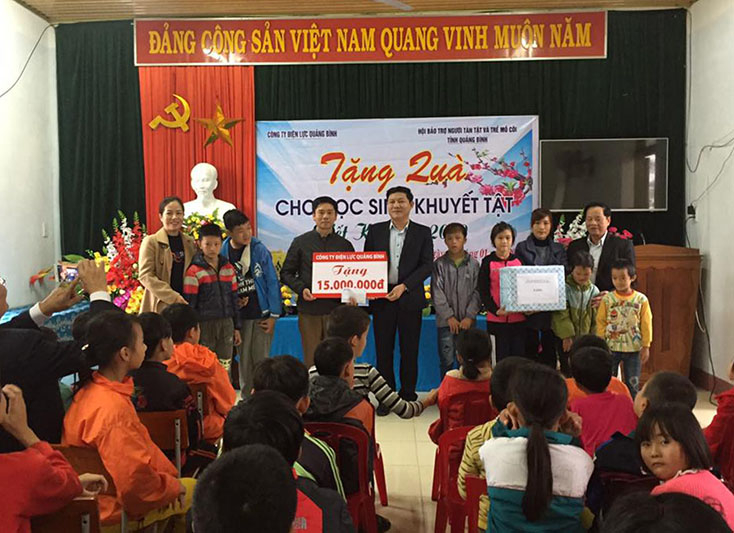 Đoàn trao quà cho trung tâm và các em học sinh.