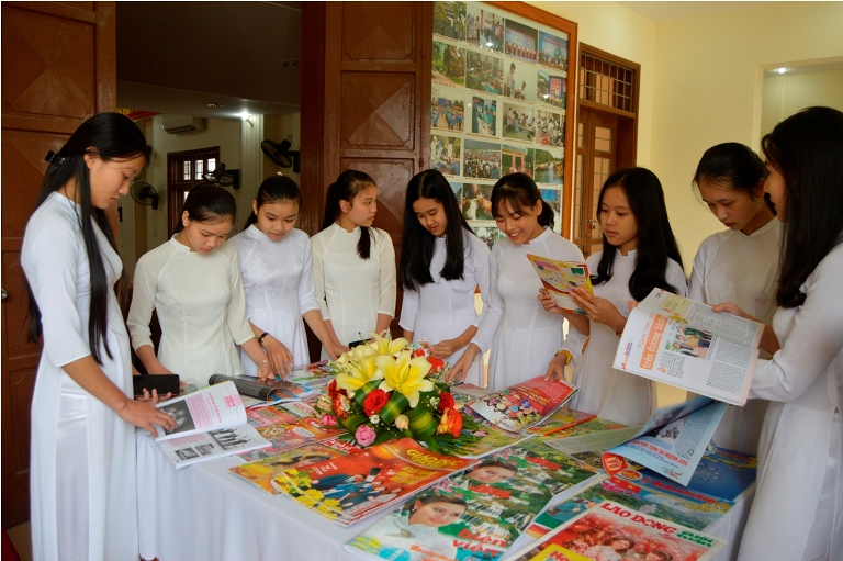 học sinh tìm đọc các tác phẩm báo chí tại Hội Báo Xuân Mậu Tuất 2018