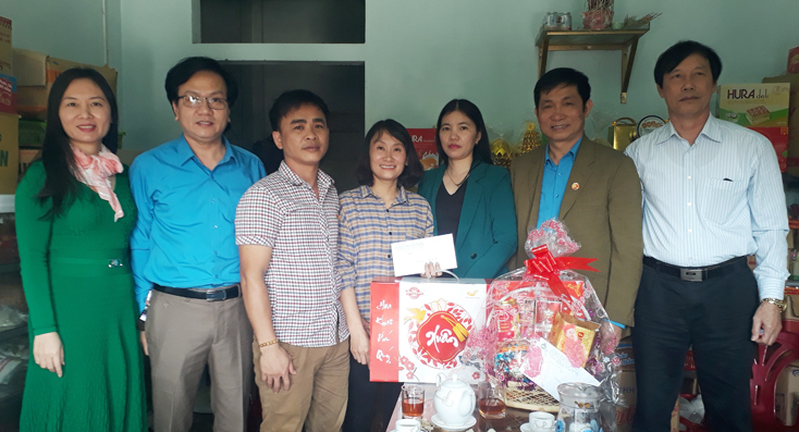 Công đoàn ngành Giáo dục Quảng Bình vui tết cùng gia đình cô Dương Thị Hằng, giáo viên Trường THPT Ngô quyền, có hoàn cảnh gia đình khó khăn, con nhỏ, chồng bị tai nạn tàu hỏa mất 1 chân, không có việc làm.  