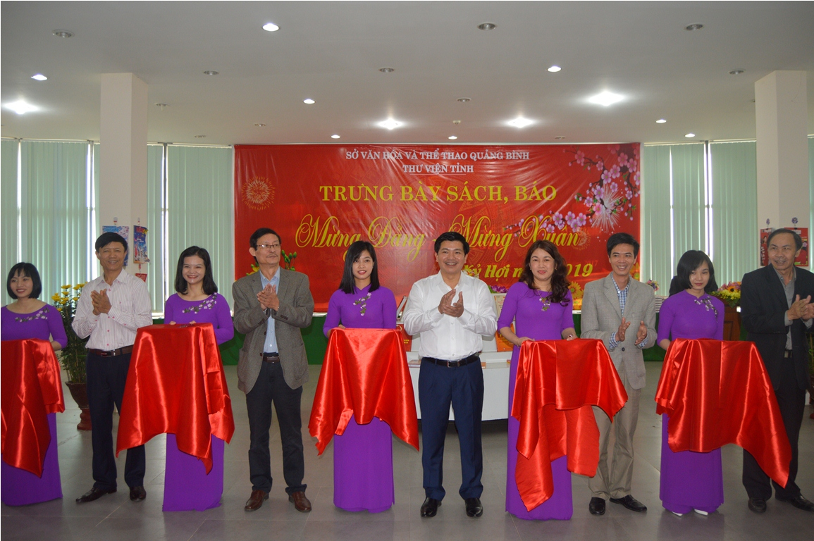 Lễ cắt băng khai trương trưng bày sách, báo Xuân Kỷ Hợi năm 2019
