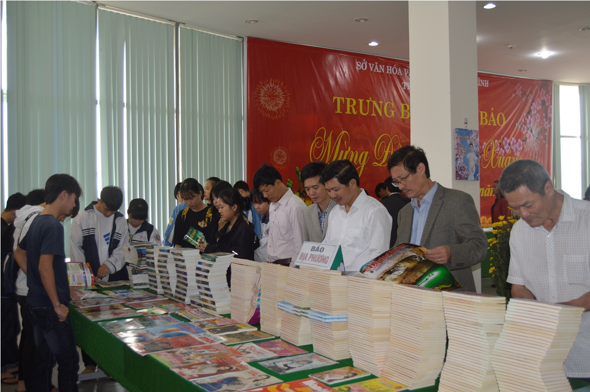 Các đại biểu và bạn đọc tham quan gian trưng bày sách, báo Xuân Kỷ Hợi năm 2019.