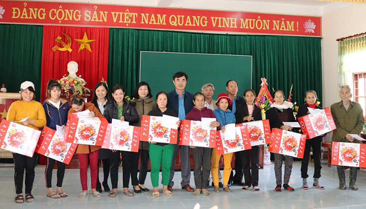Lãnh đạo LĐLĐ tỉnh trao quà cho người lao động.