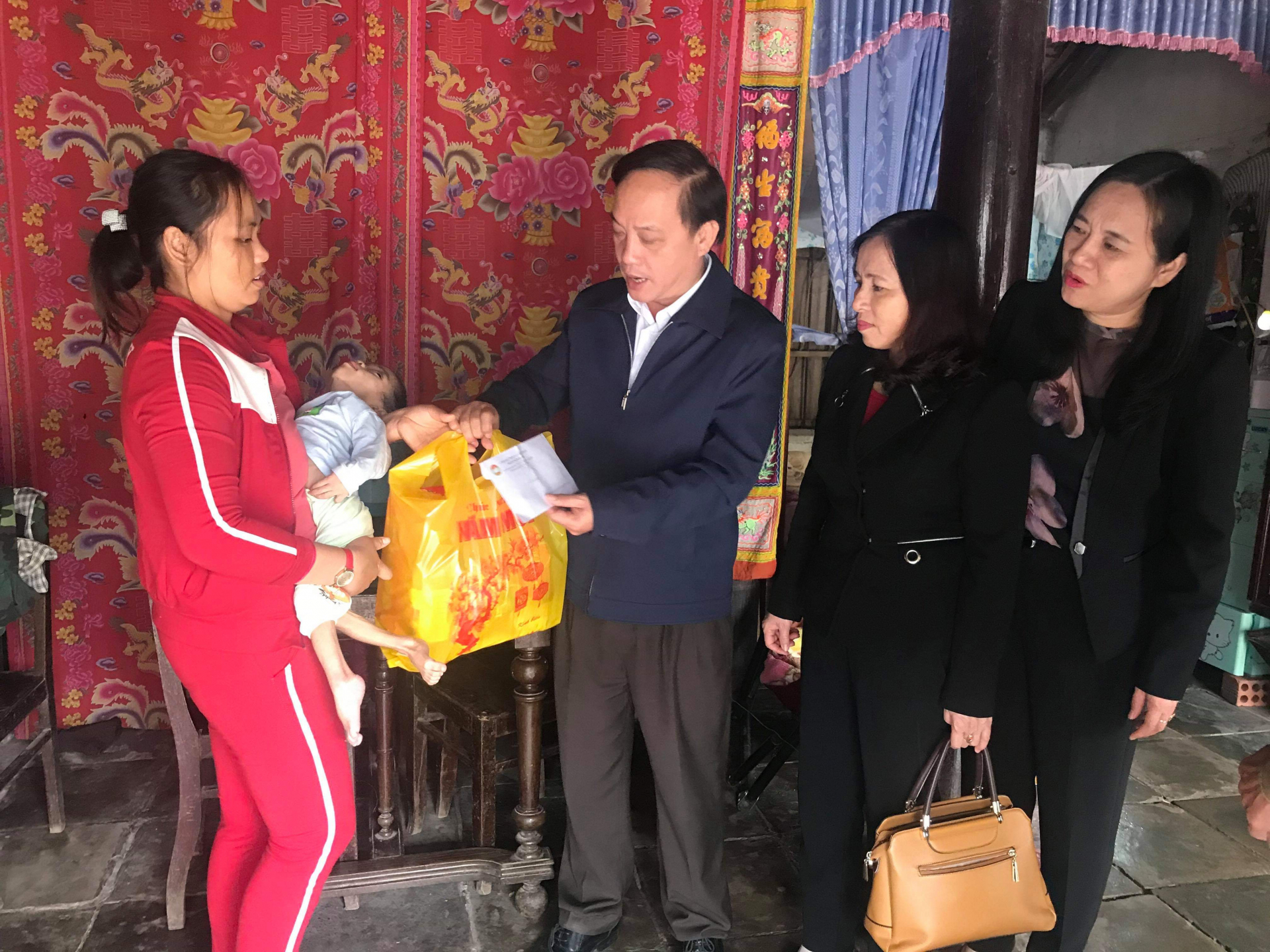 Đại diện lãnh đạo TP. Đồng Hới thăm hỏi, tặng quà Tết cho các đối tượng chính sách trong dịp Tết Kỷ Hợi 2019