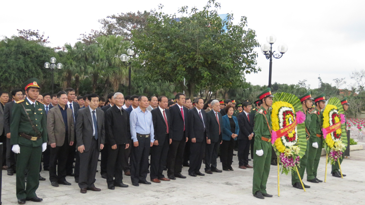 Lễ viếng, đặt vòng hoa và dâng hương tại Nghĩa trang Liệt sỹ Ba Dốc.