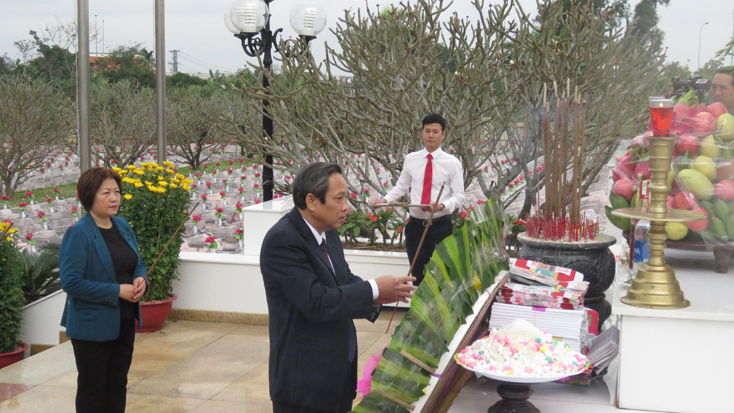  Đồng chí Hoàng Đăng Quang, Bí thư Tỉnh uỷ cùng các đồng chí trong Thường trực HĐND, UBND, UBMTTQ Việt Nam tỉnh thành kính dâng hương lên  Đài tưởng niệm các anh hùng liệt sỹ.