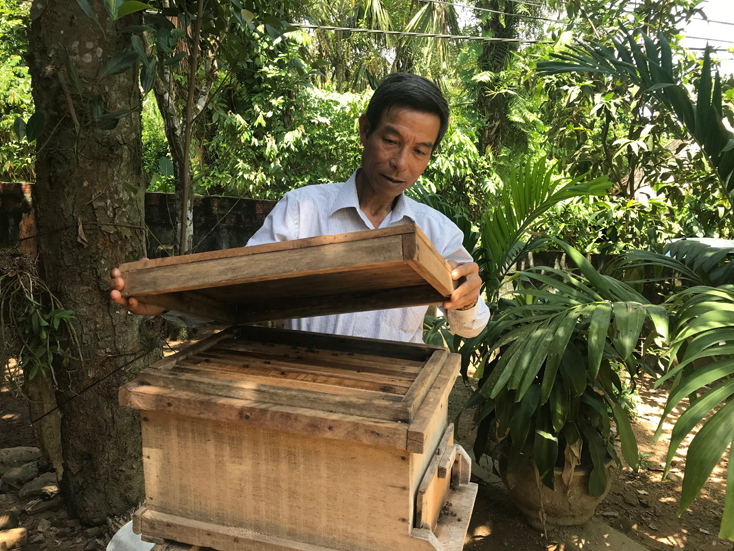 Ông Đoàn Xuân Hòa (Bí thư Chi bộ thôn Đồng Lâm, xã Đức Hóa, huyện Tuyên Hóa), một trong những gương điển hình cá nhân được Ban Thường vụ Tỉnh ủy tặng bằng khen vì đạt thành tích xuất sắc trong học tập và làm theo Bác.
