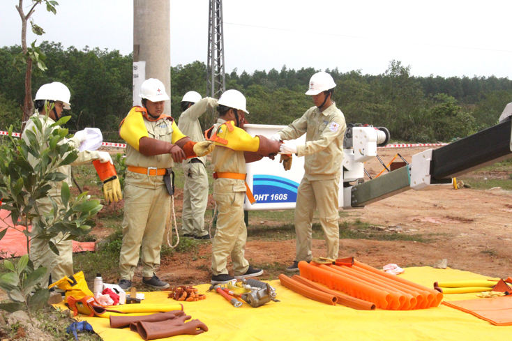 Các kỹ sư Đội Hotline kiểm tra thiết bị bảo hộ cách điện trước khi tiếp cận lưới điện.