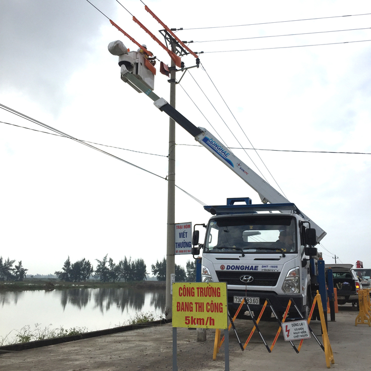 Thao tác sửa chữa điện nóng đòi hỏi các kỹ sư phải tuân thủ nghiêm ngặt các quy tắc bảo đảm tuyệt đối an toàn.