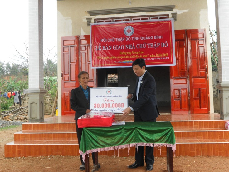 Lãnh đạo Hội Chữ thập đỏ tỉnh bàn giao nhà Chữ thập đỏ cho hộ nghèo.