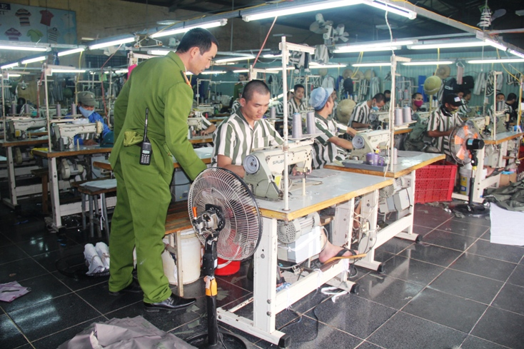 Lao động, đào tạo nghề cho phạm nhân trong trại giam là hy vọng cho những người từng lầm lỡ mở lại cánh cửa cuộc đời.