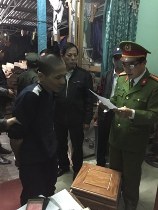 Cơ quan điều tra Công an tỉnh đọc lệnh bắt đối tượng Trần Thanh Tùng.