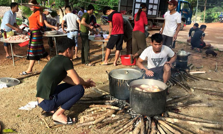Dù đi qua một năm còn nhiều gian khó, Tết đến đồng bào cũng chuẩn bị một bữa tiệc cuối năm đón những đứa con của bản đi xa trở về